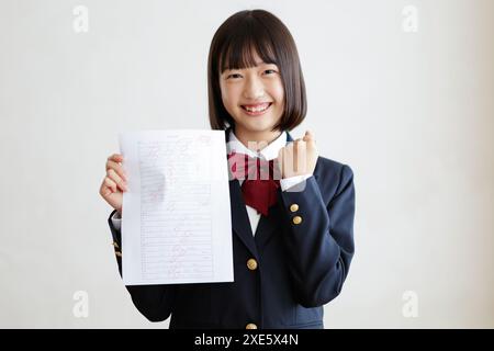 Mädchen hält Test mit perfekter Punktzahl Stockfoto