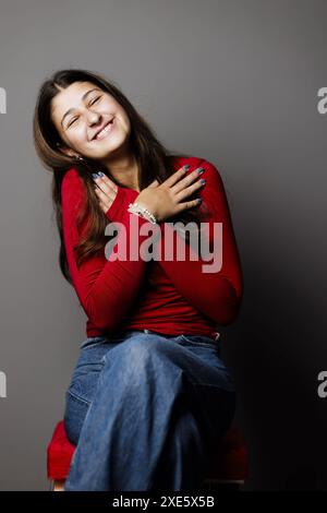 Maedchen, 13 Jahre alt, zeigt ihr Emotionen, Bonn, 04.10.2023. Bonn Deutschland *** Mädchen, 13 Jahre alt, zeigt ihre Emotionen, Bonn, 04 10 2023 Bonn Keim Stockfoto