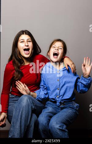 Maedchen, 8 und 13 Jahre alt, zeigen Ihre Emotionen, Bonn, 04.10.2023. Bonn Deutschland *** Mädchen, 8 und 13 Jahre alt, zeigen ihre Emotionen, Bonn, 04 1 Stockfoto