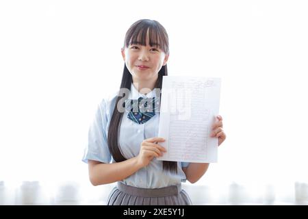 Mädchen hält Test mit perfekter Punktzahl Stockfoto
