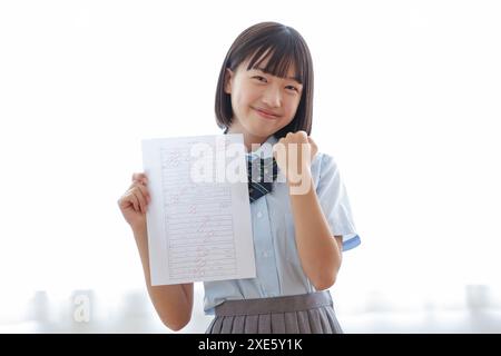 Mädchen hält Test mit perfekter Punktzahl Stockfoto