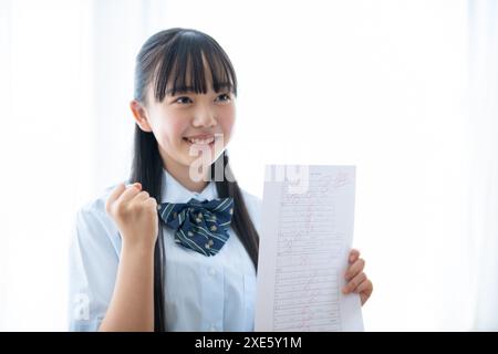 Mädchen hält Test mit perfekter Punktzahl Stockfoto