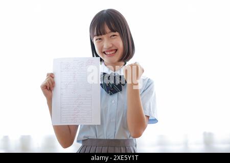 Mädchen hält Test mit perfekter Punktzahl Stockfoto