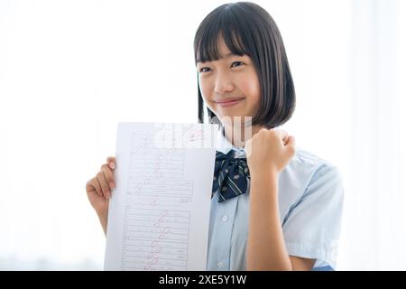 Mädchen hält Test mit perfekter Punktzahl Stockfoto