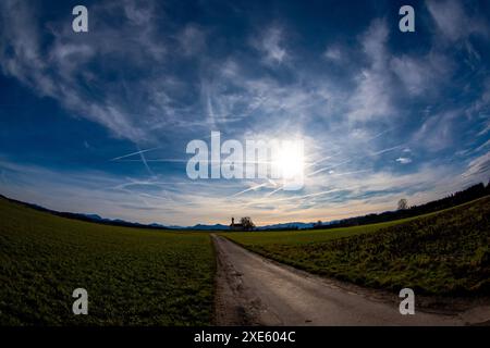 Kirche, Wiese, Herbst, Allerheiligen Tag, Blatt, Laub, Tapete, Hintergrundbilder, Sonne, Wintersonne, warmer Herbsttag, Bäume Stockfoto