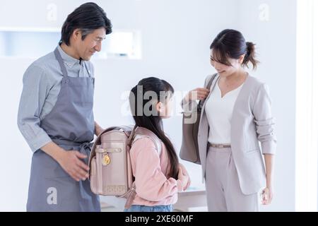 Die Familie macht sich bereit für die Schule Stockfoto