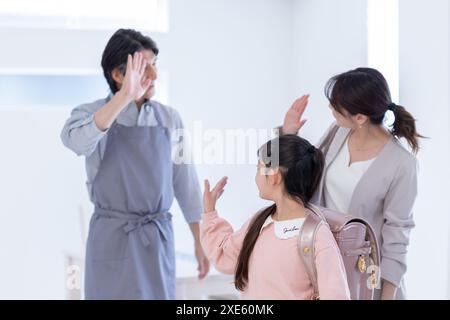 Die Familie macht sich bereit für die Schule Stockfoto