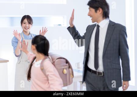 Die Familie winkt mit den Händen Stockfoto