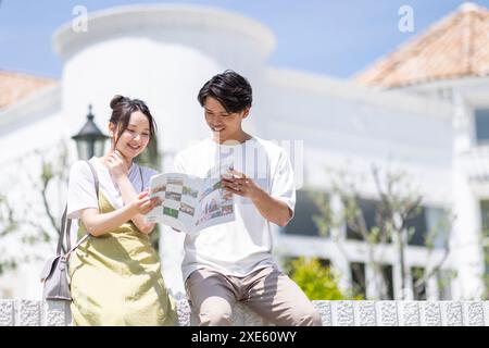 Mann und Frau Ratgeber lesen Stockfoto