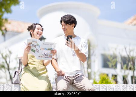 Mann und Frau Ratgeber lesen Stockfoto