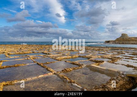 Blick auf die Salinen in der Bucht von Xwejni auf der maltesischen Insel Gozo Stockfoto