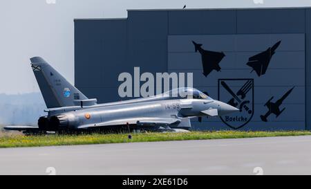 26. Juni 2024, Nordrhein-Westfalen, Nörvenich: Ein Eurofighter fährt nach der Landung während eines Besuchs von Nordrhein-westfälischem Ministerpräsidenten H. Wüst zu seiner Parkposition. Der Luftwaffenstützpunkt Nörvenich ist eine von vier Eurofighter-Staffeln in Deutschland mit insgesamt 907 Soldaten. Am 27. Juni 2024 fliegen die Crews vom Tactical Air Wing 31 „Boelcke“ nach Alaska, um an der Luftwaffe „Pacific Skies 24“ teilzunehmen. Foto: Rolf Vennenbernd/dpa Stockfoto