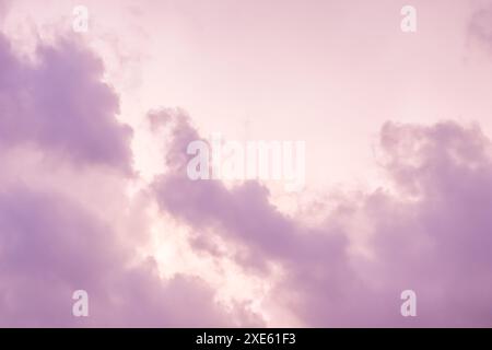 Hintergrund eines wunderschönen rosa und blassvioletten Himmels mit Wolken bei Sonnenuntergang Stockfoto