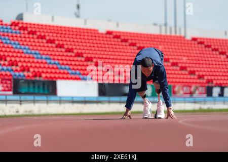 Behinderte Athleten bereiten sich in der Startposition vor, um auf der Stadionstrecke zu laufen Stockfoto