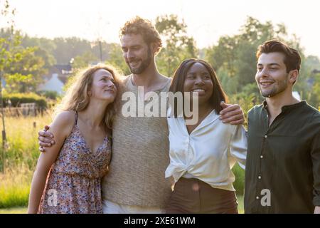 Gruppe von Freunden, die gemeinsam einen Sonnenuntergang genießen Stockfoto