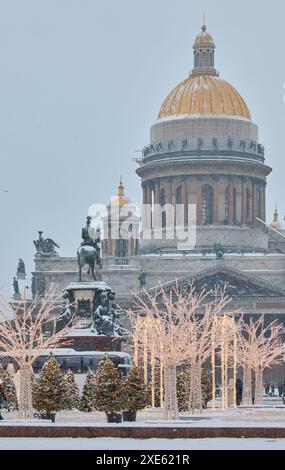 Russland, Sankt Petersburg, 30. Dezember 2023: Menschen spazieren unter Weihnachtsbäumen bei starkem Schneefall, ein Park, der an Feiertagen in der Nähe organisiert wird Stockfoto