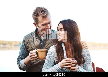 Paare, Umarmung und Liebe in der Natur, Outdoor und Bindung im Urlaub, warm oder Mann mit Kaffee auf Reisen. Reisen, Frau und Partner auf dem Land Stockfoto