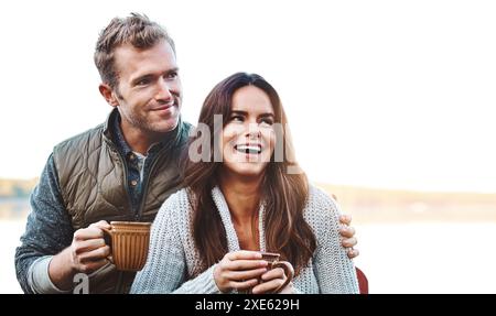 Paare, aufgeregt und lieben in der Natur, Outdoor und Verbundenheit im Urlaub, warm oder Frau mit Kaffee auf Reisen. Reisen, Mann und Partner auf dem Land Stockfoto