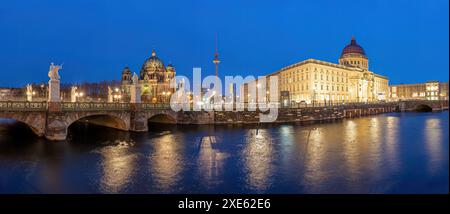 Panorama des Berliner Doms, des Fernsehturms und des wiederaufgebauten Stadtschlosses bei Nacht Stockfoto