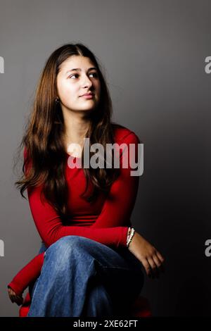 Maedchen, 13 Jahre alt, zeigt ihr Emotionen, Bonn, 04.10.2023. Bonn Deutschland *** Mädchen, 13 Jahre alt, zeigt ihre Emotionen, Bonn, 04 10 2023 Bonn Keim Stockfoto