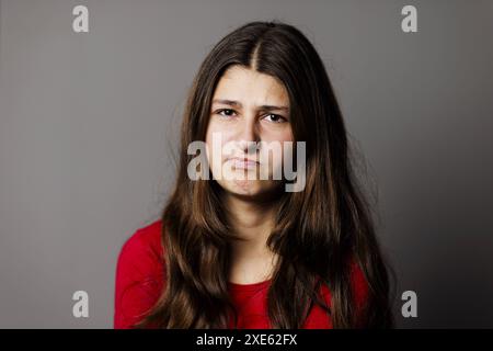 Maedchen, 13 Jahre alt, zeigt ihr Emotionen, Bonn, 04.10.2023. Bonn Deutschland *** Mädchen, 13 Jahre alt, zeigt ihre Emotionen, Bonn, 04 10 2023 Bonn Keim Stockfoto