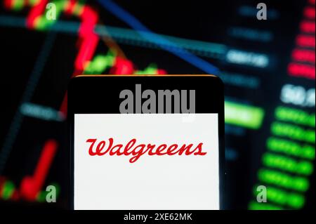 In dieser Fotoabbildung wird das Logo der amerikanischen Apothekenkette Walgreens (NASDAQ: WBA) auf einem Smartphone mit einem wirtschaftlichen Börsenindex-Diagramm im Hintergrund dargestellt. (Foto von Budrul Chukrut / SOPA Images/SIPA USA) *** ausschließlich für redaktionelle Nachrichtenzwecke *** Stockfoto