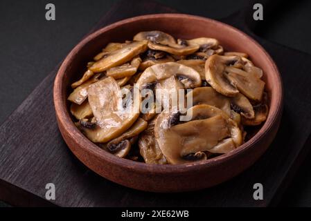 Gebratene oder gedünstete Champignonpilze in Form von Scheiben mit Zwiebeln Stockfoto