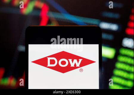 Hongkong, China. Juni 2024. In dieser Fotoabbildung wird das Logo des amerikanischen Chemikalienherstellers Dow Inc (NYSE: DOW) auf einem Smartphone mit einem wirtschaftlichen Börsenindex-Diagramm im Hintergrund dargestellt. (Credit Image: © Budrul Chukrut/SOPA Images via ZUMA Press Wire) NUR REDAKTIONELLE VERWENDUNG! Nicht für kommerzielle ZWECKE! Stockfoto