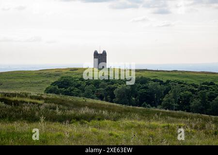 Der Käfig im Lyme Park in Cheshire, England. Ein Steinturm in einer markanten Position mit Aussicht überall. Stockfoto