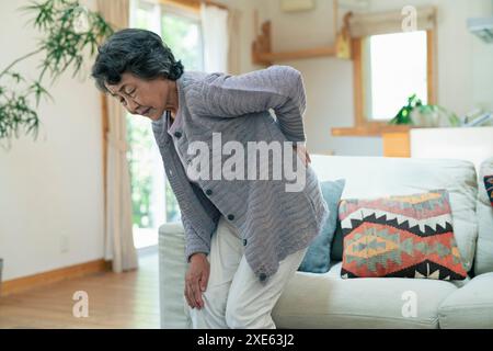 Ältere Frau mit Rückenschmerzen Stockfoto