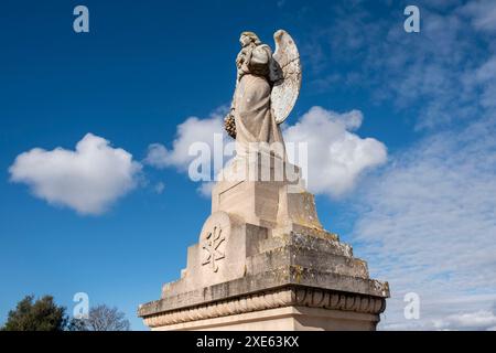 Geflügelter Engel auf Beerdigungsurteil Stockfoto