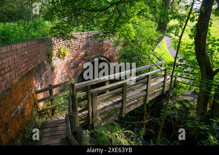 Alte Brücke im Park am Lyme Park in der Nähe von Stockport, Cheshire, England. Stockfoto