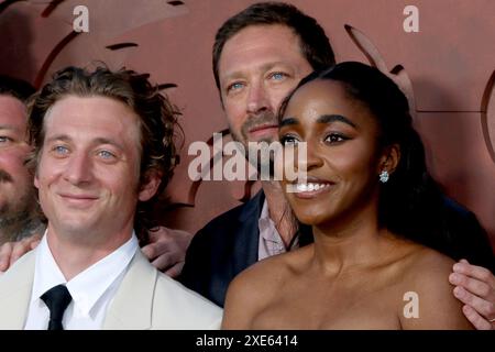 Juni 25, 2024, Los Angeles, CA, USA: LOS ANGELES - 25. Juni: Jeremy Allen White, Ebon Moss-Bachrach, Ayo Edebiri beim Bear Season 3 Premiere Event im El Capitan am 25. Juni 2024 in Los Angeles, CA (Credit Image: © Kay Blake/ZUMA Press Wire) NUR REDAKTIONELLE VERWENDUNG! Nicht für kommerzielle ZWECKE! Stockfoto