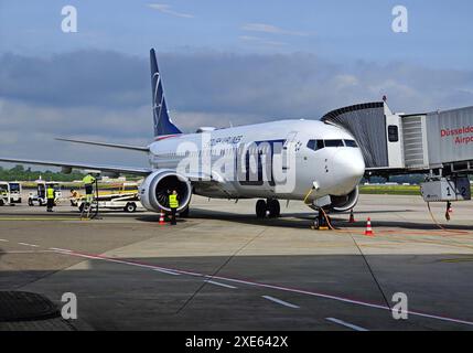 Flugzeug auf der Passagierbrücke auf dem Asphalt, Flughafen Düsseldorf, Deutschland, Europa â€‹ Stockfoto