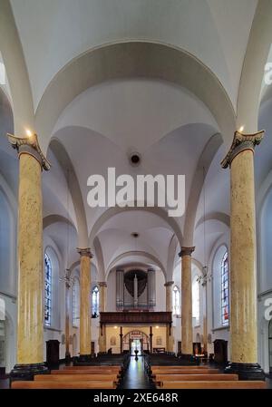 St. Diosinyus, katholische Altstadtkirche, Innenansicht mit Blick auf die Orgelgalerie Krefeld Stockfoto