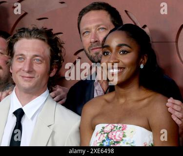 Jeremy Allen White, Ebon Moss-Bachrach, Ayo Edebiri bei Arrangements für FX s THE BEAR Season Three Premiere, El Capitan Theatre, Los Angeles, CA, 25. Juni, 2024. Foto: Priscilla Grant/Everett Collection Stockfoto