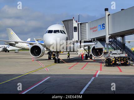 Flugzeug auf der Passagierbrücke auf dem Asphalt, Flughafen, Düsseldorf, Deutschland, Europa Stockfoto