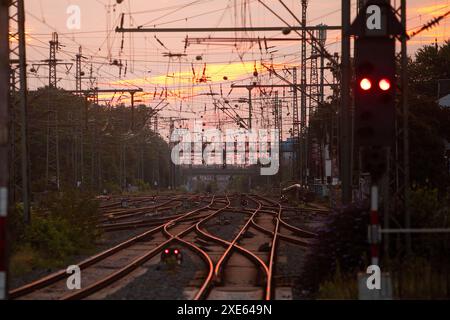 Zuggleise früh am Morgen am Hauptbahnhof Dortmund, Ruhrgebiet, Deutschland, Europa â€‹ Stockfoto