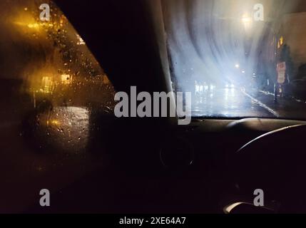 Blick aus dem Auto bei gefährlich schlechter Sicht bei Nacht mit Regen und blendender Hintergrundbeleuchtung, Dortmund Stockfoto