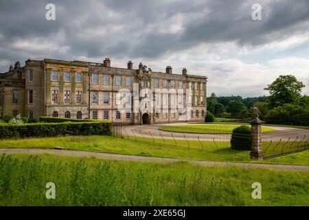 Lyme Park in der Nähe von Stockport, Cheshire, England. Ein wunderschönes altes Haus in einer natürlichen Parklandschaft, die eine bekannte Touristenattraktion ist. Stockfoto