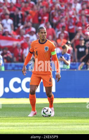 BERLIN, DEUTSCHLAND - 25. JUNI: Virgil van Dijk aus den Niederlanden beim Spiel der Gruppe D - UEFA EURO 2024 zwischen den Niederlanden und Österreich im Olympiastadion am 25. Juni 2024 in Berlin. (Foto: Peter Lous/BSR Agency) Stockfoto