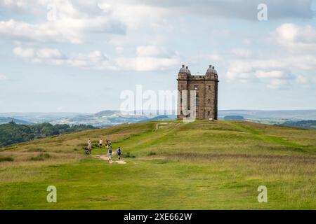 Der Käfig im Lyme Park in Cheshire, England. Ein Steinturm in einer markanten Position mit Aussicht überall. Stockfoto