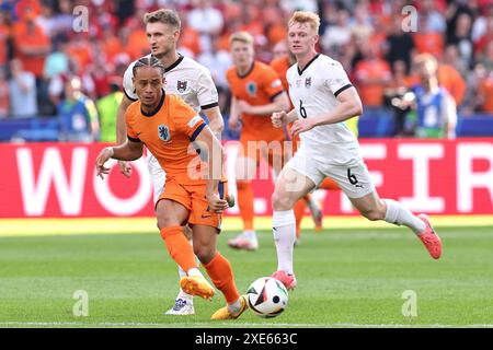 BERLIN, DEUTSCHLAND - 25. JUNI: Xavi Simons aus den Niederlanden gibt den Ball während des Gruppenspiels D - UEFA EURO 2024 zwischen den Niederlanden und Österreich im Olympiastadion am 25. Juni 2024 in Berlin. (Foto: Peter Lous/BSR Agency) Stockfoto