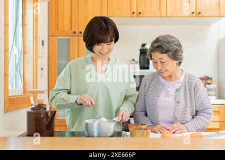 Enkel kocht für seine Großmutter Stockfoto