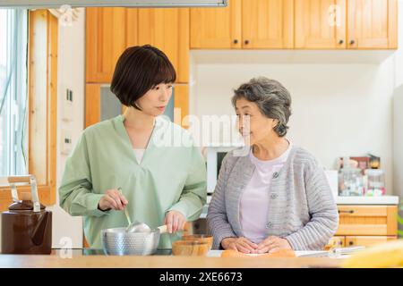 Enkel kocht für seine Großmutter Stockfoto