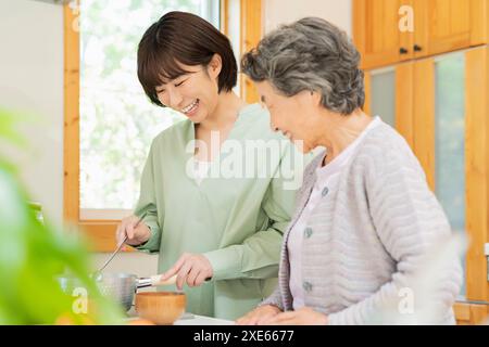 Enkel kocht für seine Großmutter Stockfoto