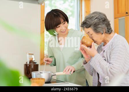 Enkel kocht für seine Großmutter Stockfoto