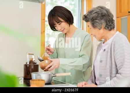 Enkel kocht für seine Großmutter Stockfoto
