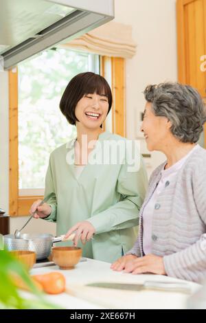 Enkel kocht für seine Großmutter Stockfoto