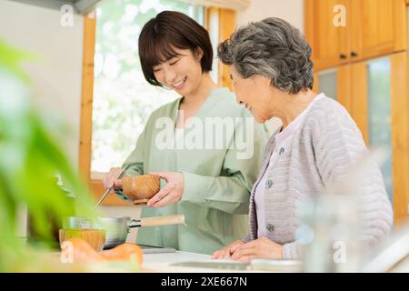 Enkel kocht für seine Großmutter Stockfoto